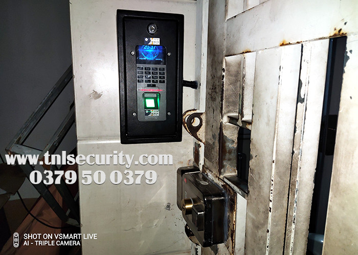 Thuc-hien-lap-dat-khoa-van-tay-cho-cua-sat-tai-nha-rieng-o-thu-duc